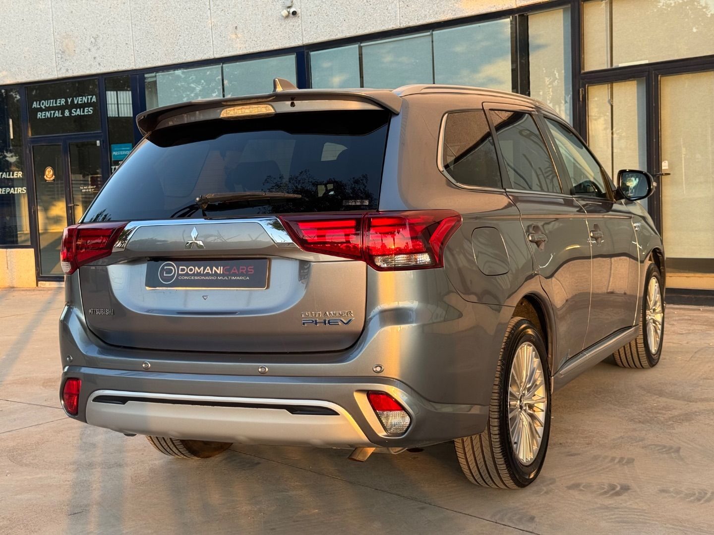 MITSUBISHI OUTLANDER 2.4 PHEV Kaiteki Auto 4WD MY19.5
