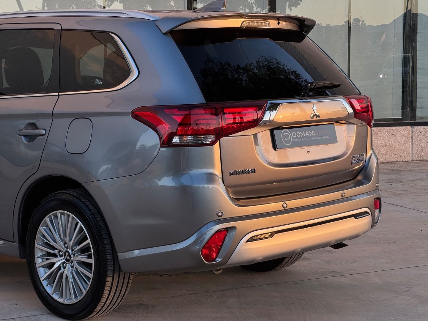 MITSUBISHI OUTLANDER 2.4 PHEV Kaiteki Auto 4WD MY19.5