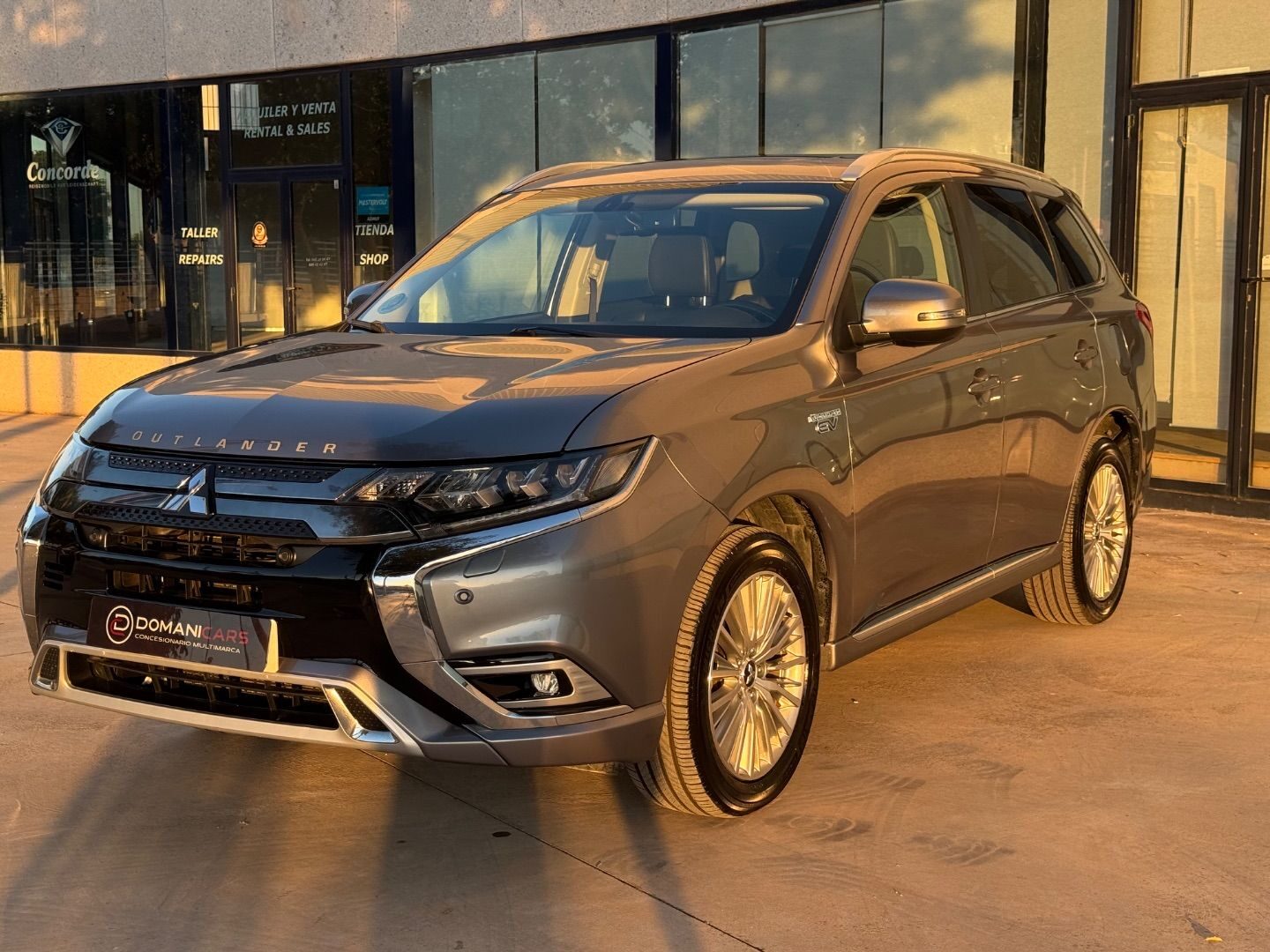 MITSUBISHI OUTLANDER 2.4 PHEV Kaiteki Auto 4WD MY19.5